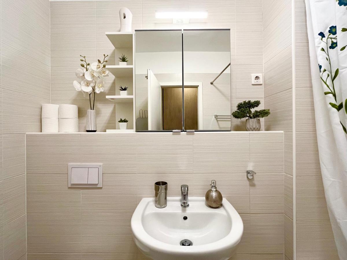 The Prince'S Neighbour Apartment Budapest With Free Garage Exterior foto